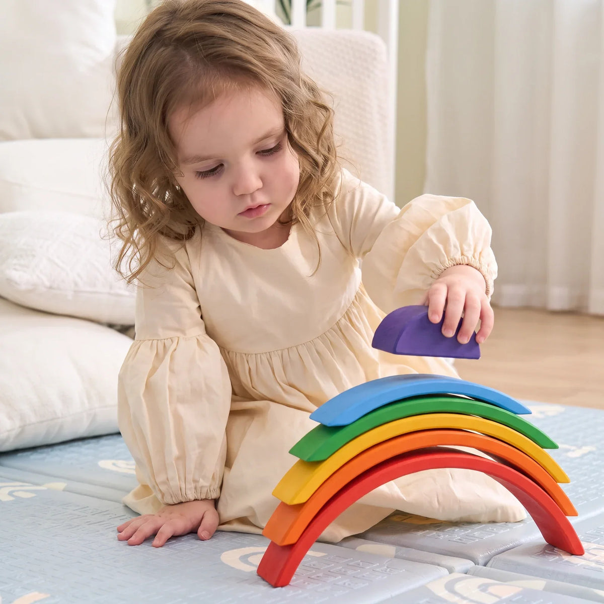 Un enfant joue avec le jouet