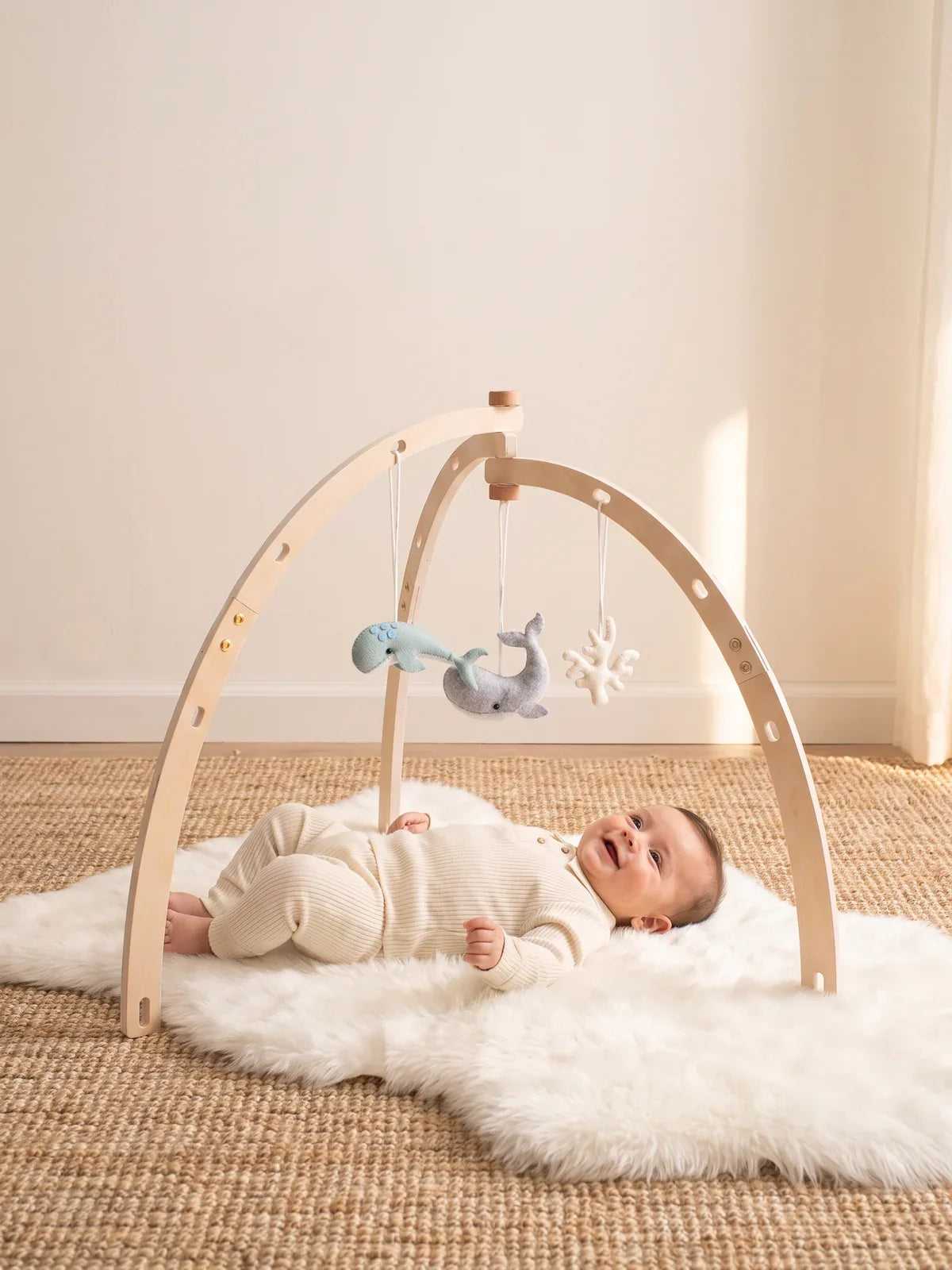 L'arche d'éveil avec le jeu de jouets en feutrine océan, bébé allongé dessous