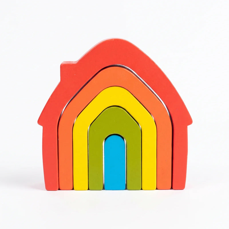La maison gigogne de face : cinq maisons emboîtées, rouge, orange, jaune, vert, bleu