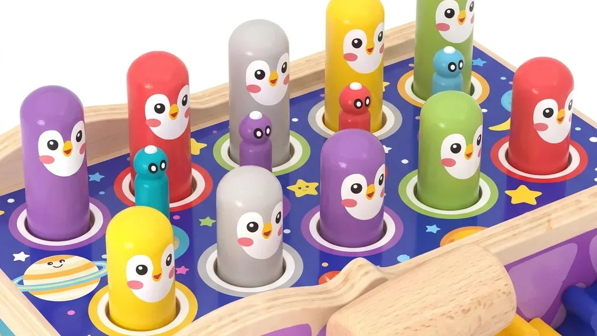 Chevilles en bois à tête de pingouin plantées sur le dessus d'un banc à marteler, avec la tête du maillet en bois