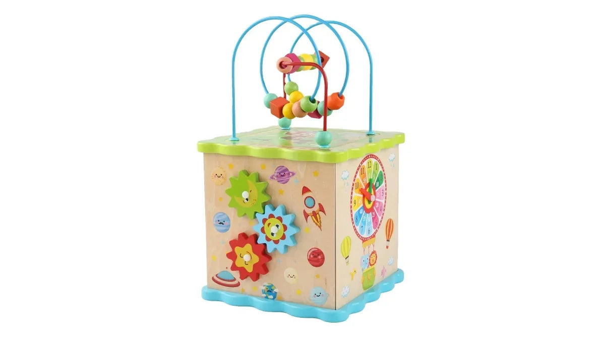 Cube d'activités en bois avec un boulier à trois fils sur le dessus, des engrenages sur une face et une horloge sur l'autre