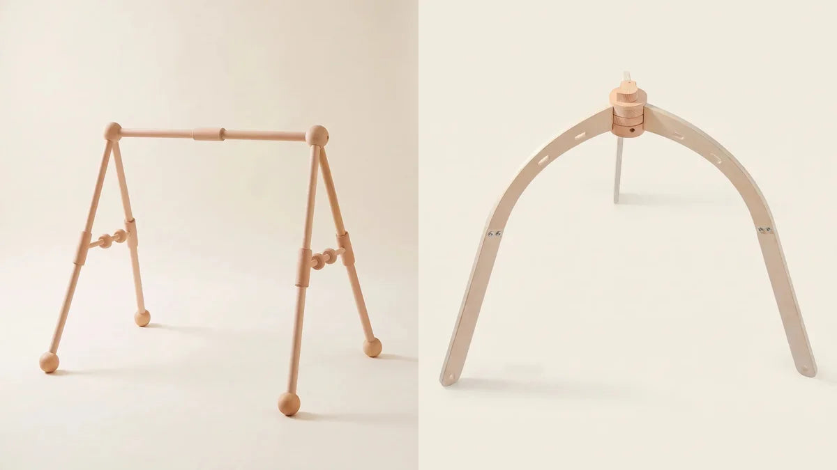 Deux structures d'éveil en bois côte à côte, à gauche un portique à barre droite et à perles, à droite une arche courbe à moyeu rond
