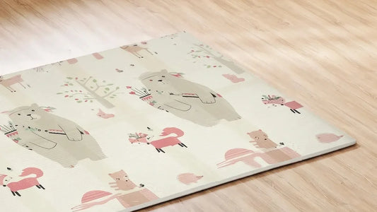 Tapis d'éveil pliable rectangulaire imprimé d'ours et de renards, posé sur un parquet près de l'angle d'une pièce