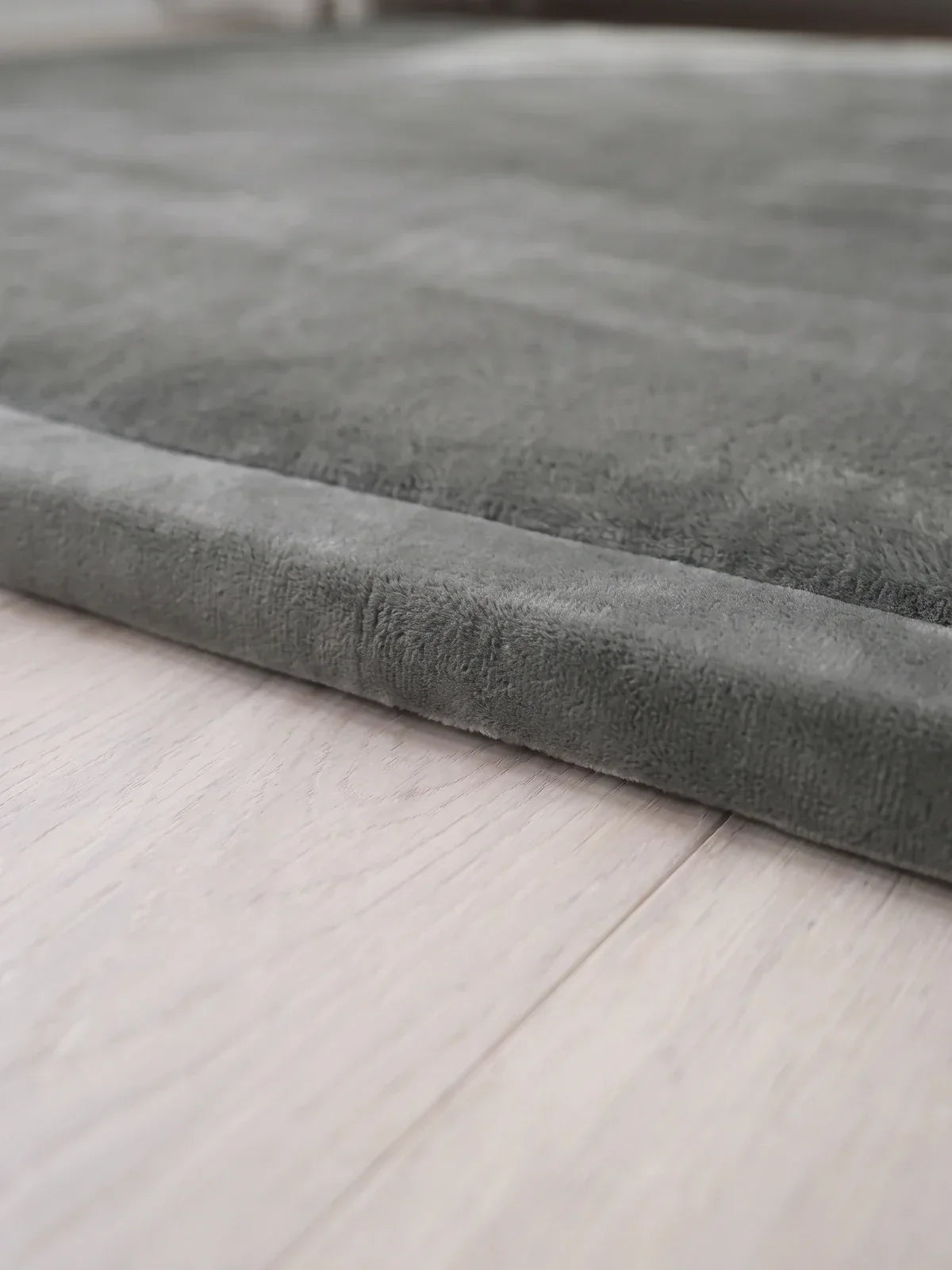 Gros plan de la tranche du tapis, velours, ourlet et mousse