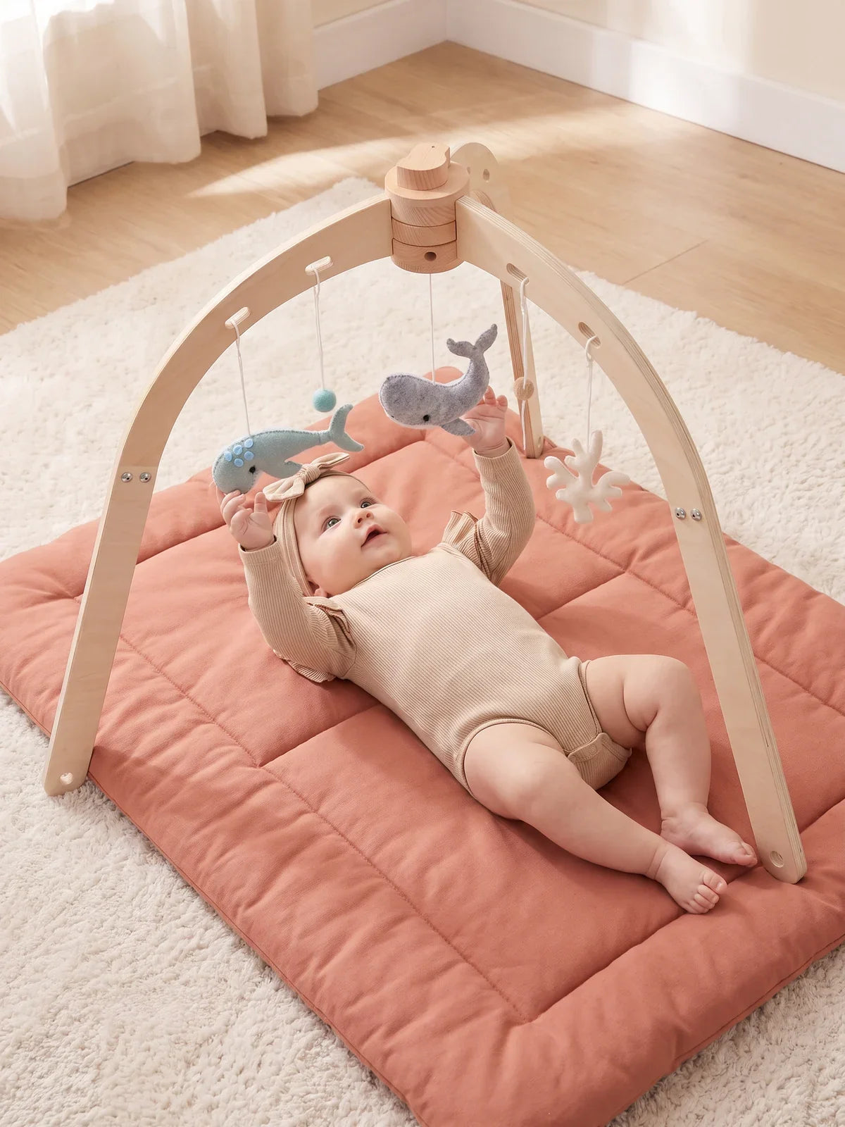 L'arche d'éveil avec le jeu de jouets en feutrine océan, bébé allongé dessous