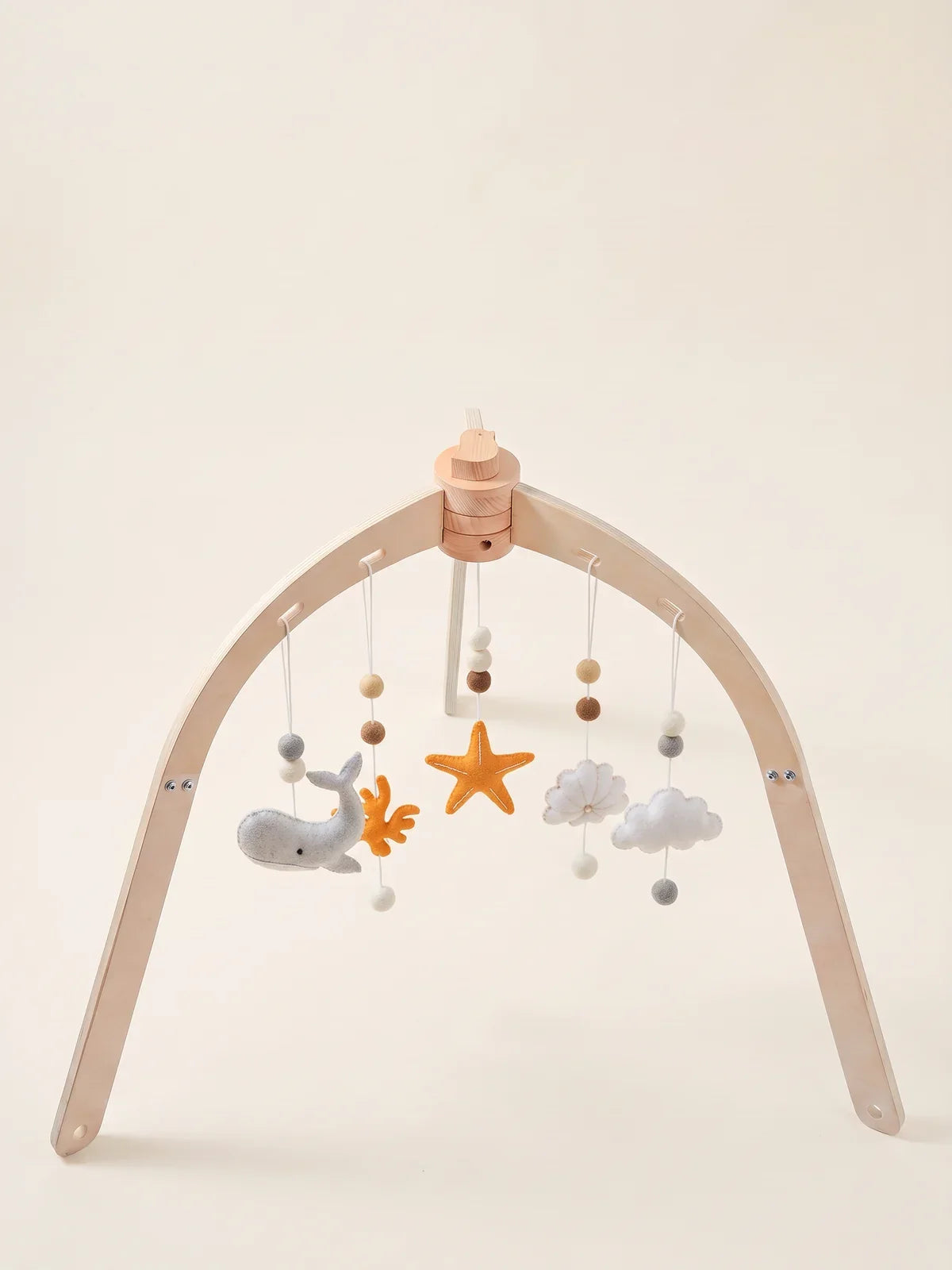 L'arche d'éveil avec le jeu de jouets en feutrine gris et orange suspendu