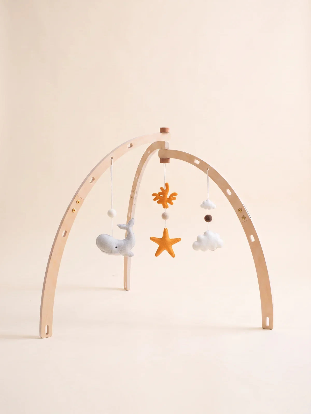 L'arche d'éveil avec le jeu de jouets en feutrine gris et orange suspendu