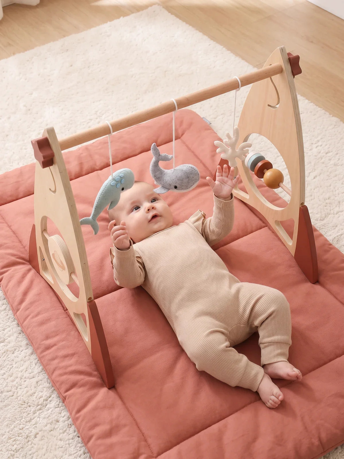 L'arche d'éveil avec le jeu de jouets en feutrine océan, bébé allongé dessous