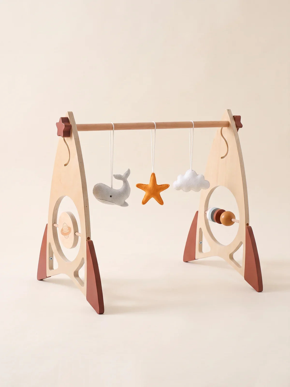 L'arche d'éveil avec le jeu de jouets en feutrine gris et orange suspendu