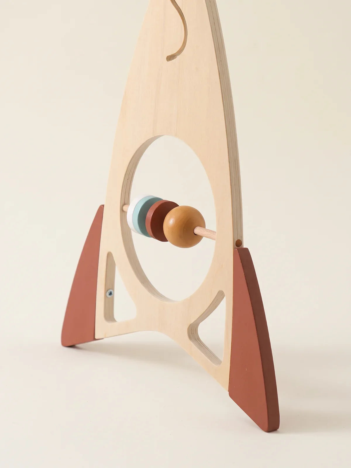 Détail d'un panneau fusée, ailerons rouges et anneau de perles