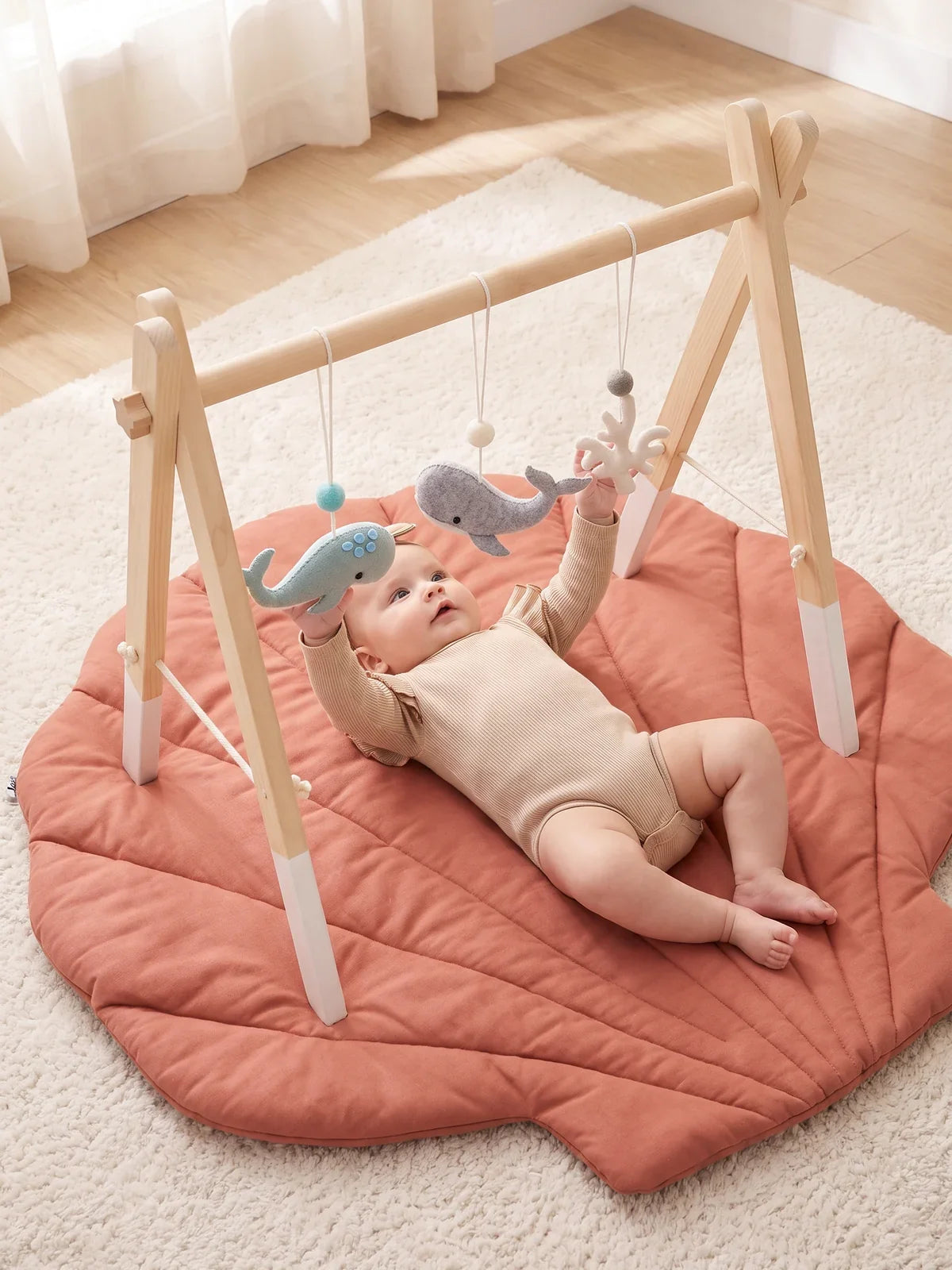 L'arche d'éveil avec le jeu de jouets en feutrine océan, bébé allongé dessous