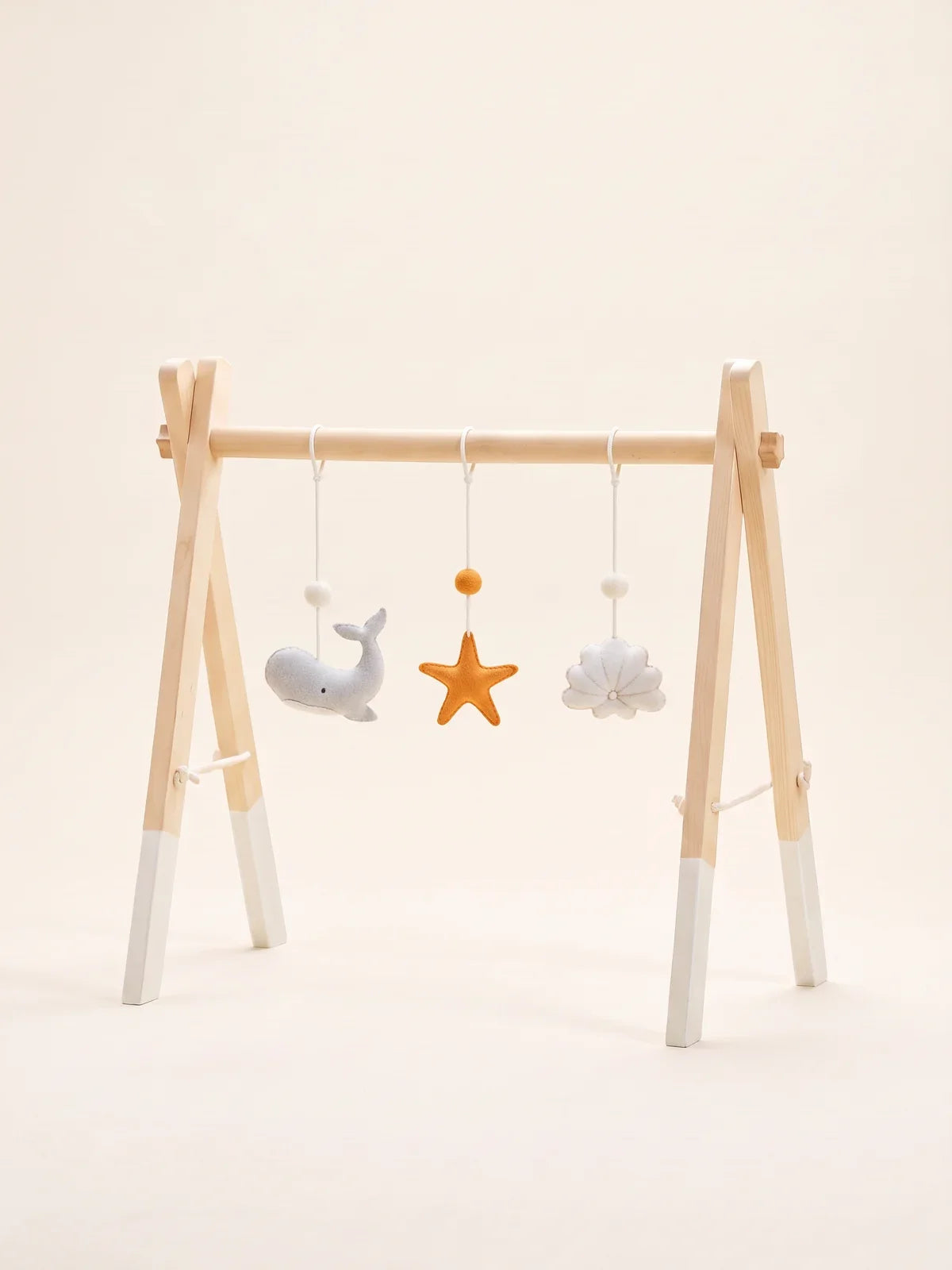 L'arche d'éveil avec le jeu de jouets en feutrine gris et orange suspendu