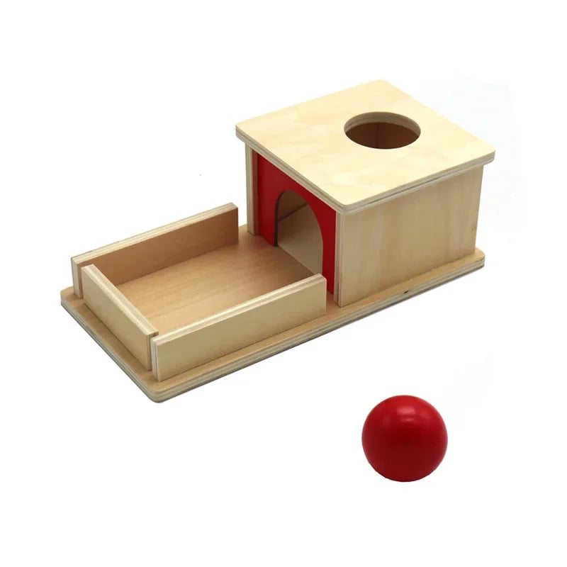 La boîte et la balle posée devant