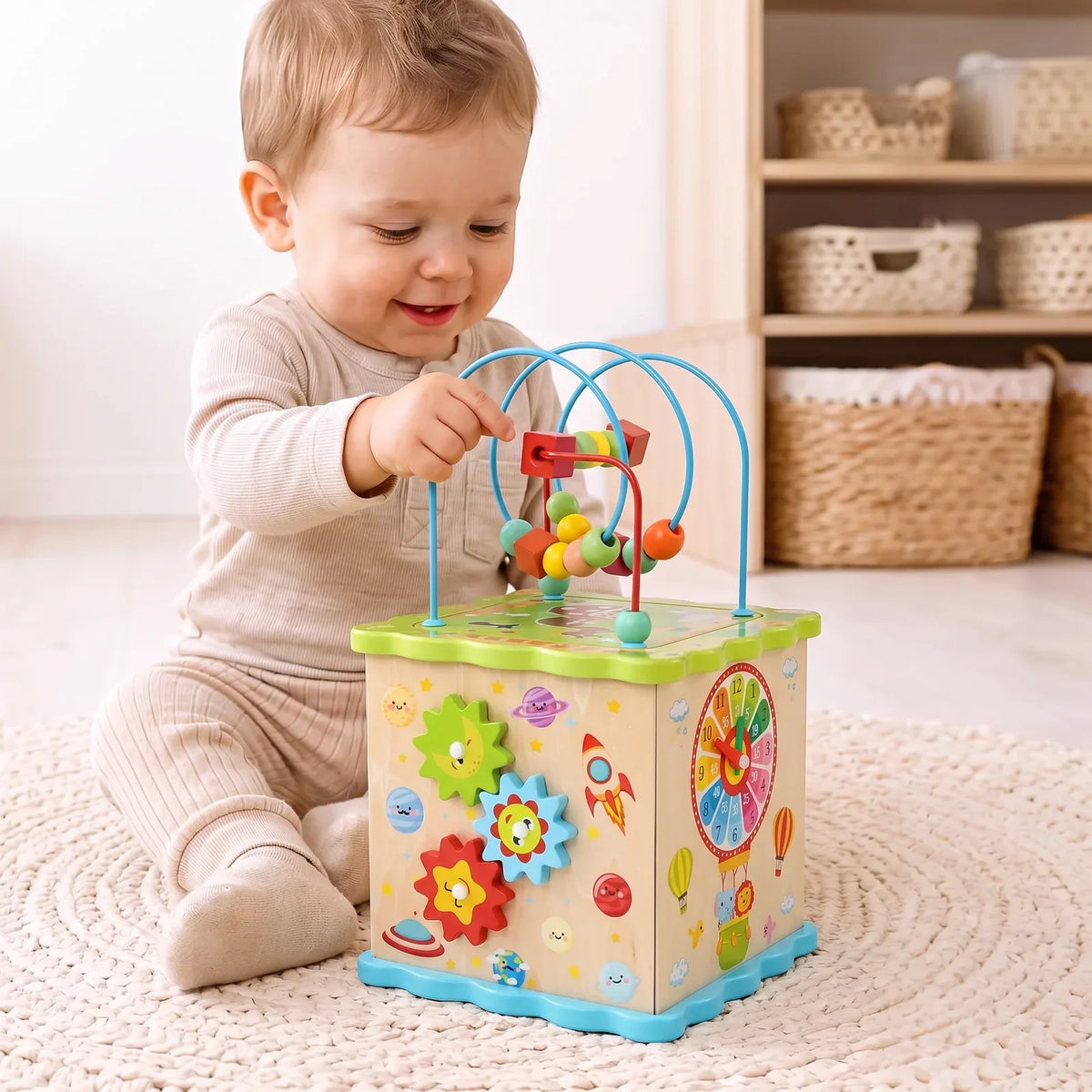 Un enfant assis sur un tapis pousse une perle sur le fil du boulier