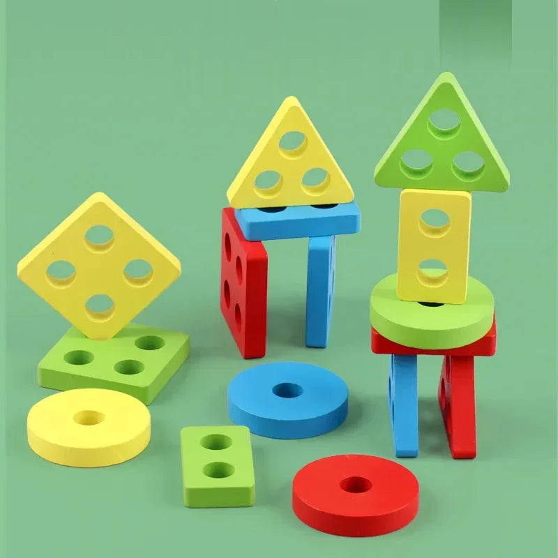 Les formes empilées hors de la planche : triangles, carrés et ronds