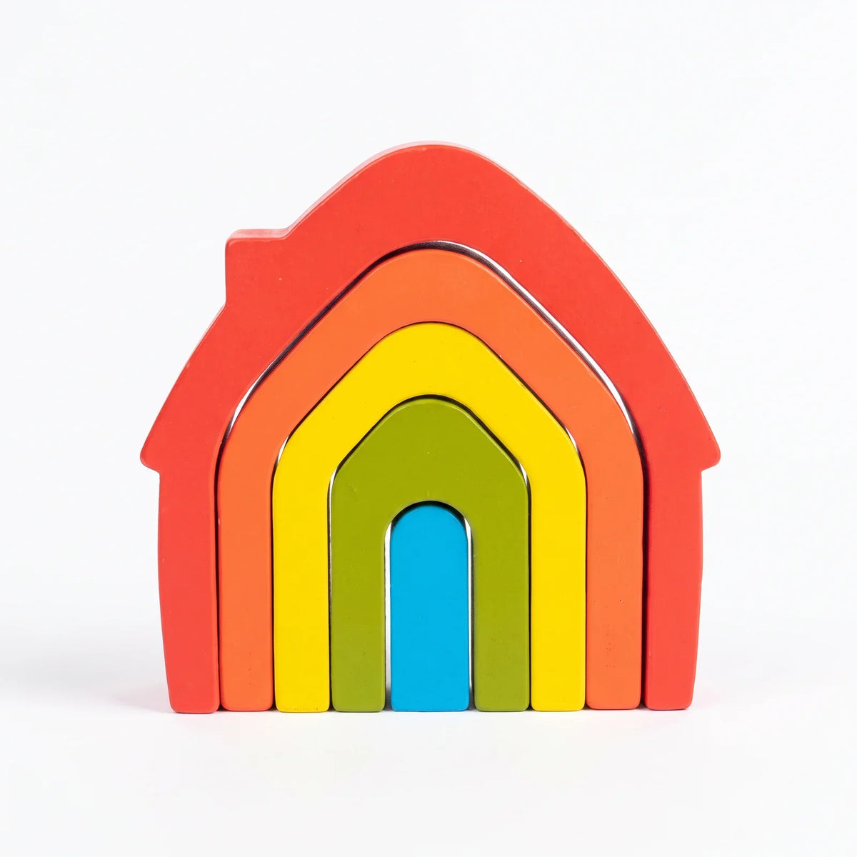 La maison gigogne de face : cinq maisons emboîtées, rouge, orange, jaune, vert, bleu
