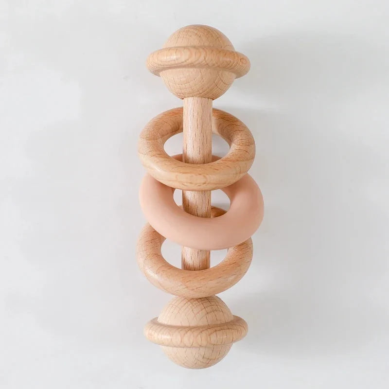 Hochet en bois : deux anneaux de hêtre et un anneau en silicone pêche sur un manche tourné