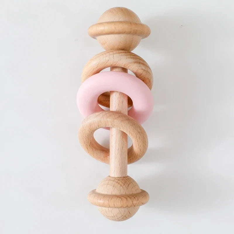 Hochet en bois, anneau en silicone rose