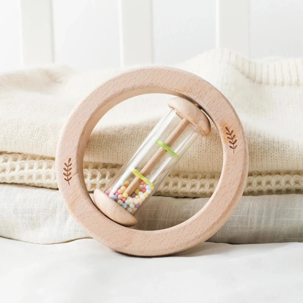 Hochet bâton de pluie en bois : un anneau de hêtre et son tube de perles