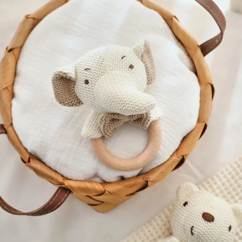 Le hochet éléphant posé dans un panier, vu de dessus