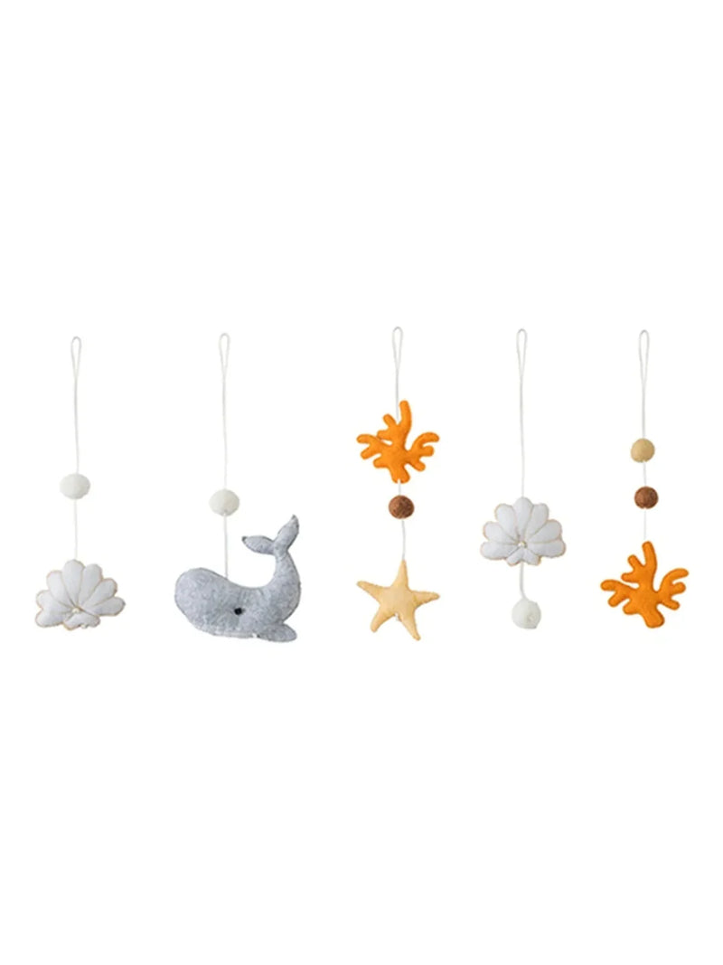 Cinq jouets en feutrine à suspendre, gris et orange