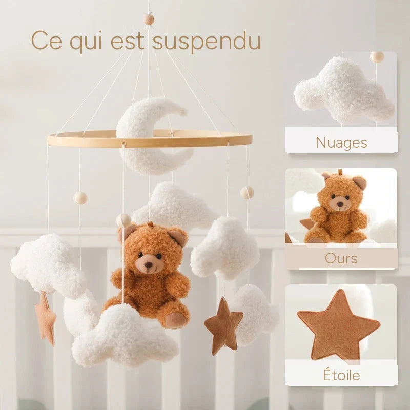 Nuages, ours et étoile, suspendus au mobile