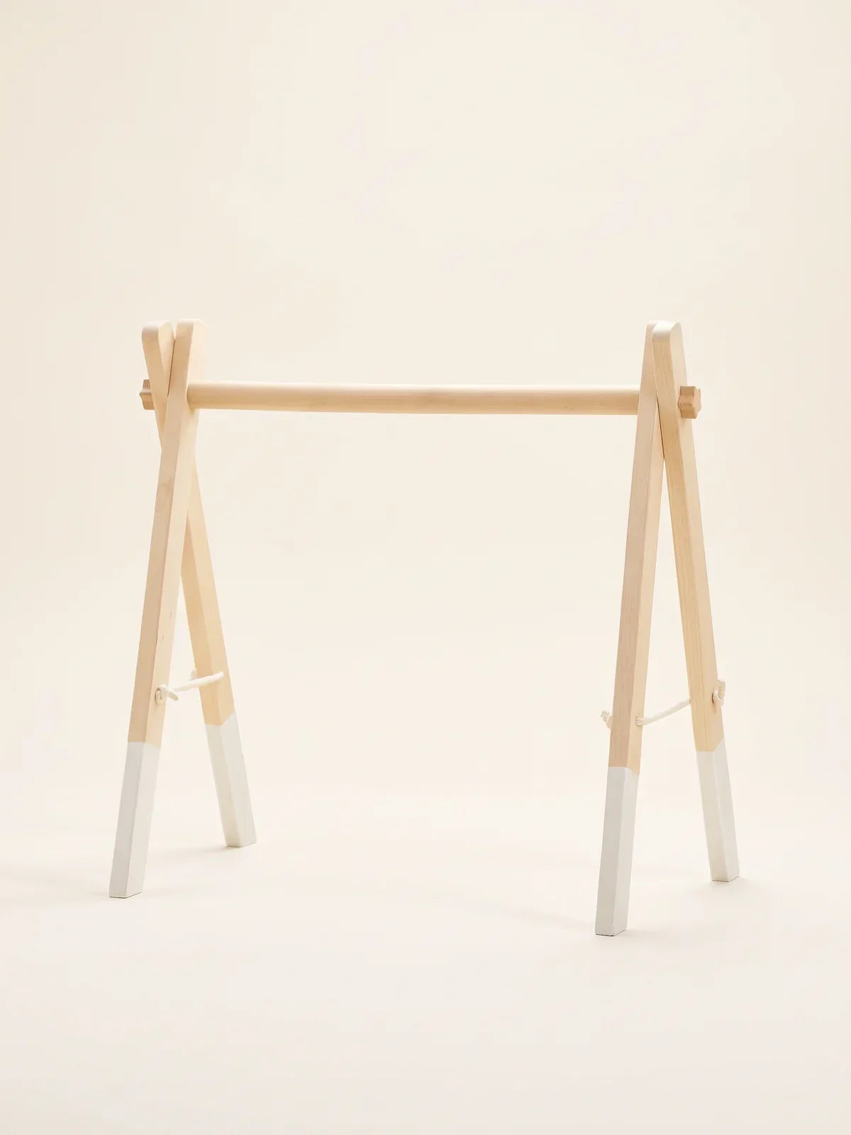 Arche d'éveil en bois, pieds blancs, vue de face