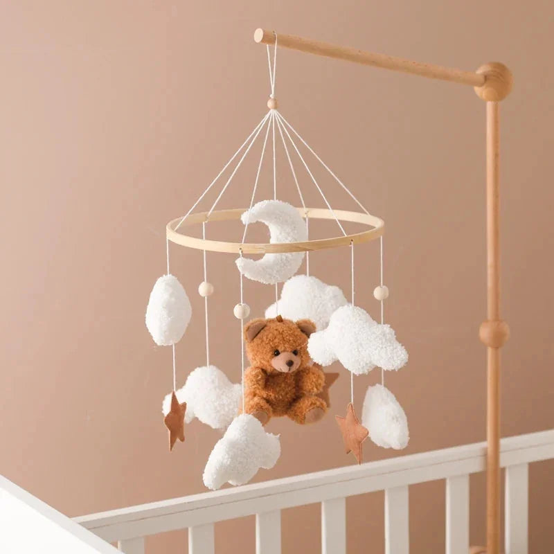Le mobile ours et nuages suspendu au support de lit