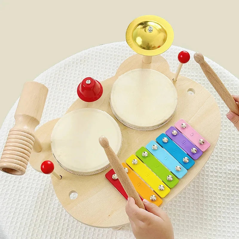 La table vue de dessus, les mains sur le xylophone